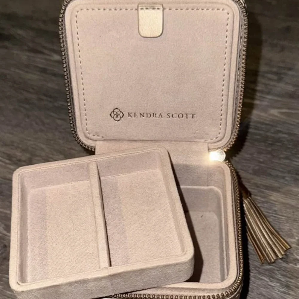 Kendra Scott Collection - Picture 6 of 7